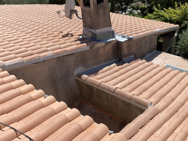 Entreprise de couverture pour la réfection de bandes de solin sur toiture à Toulon
